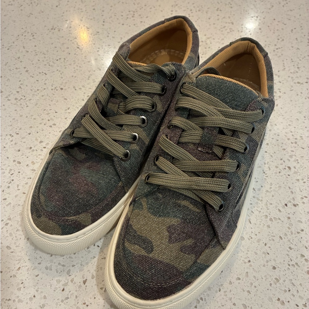 Camouflage Women’s Sneakers (Size 8)